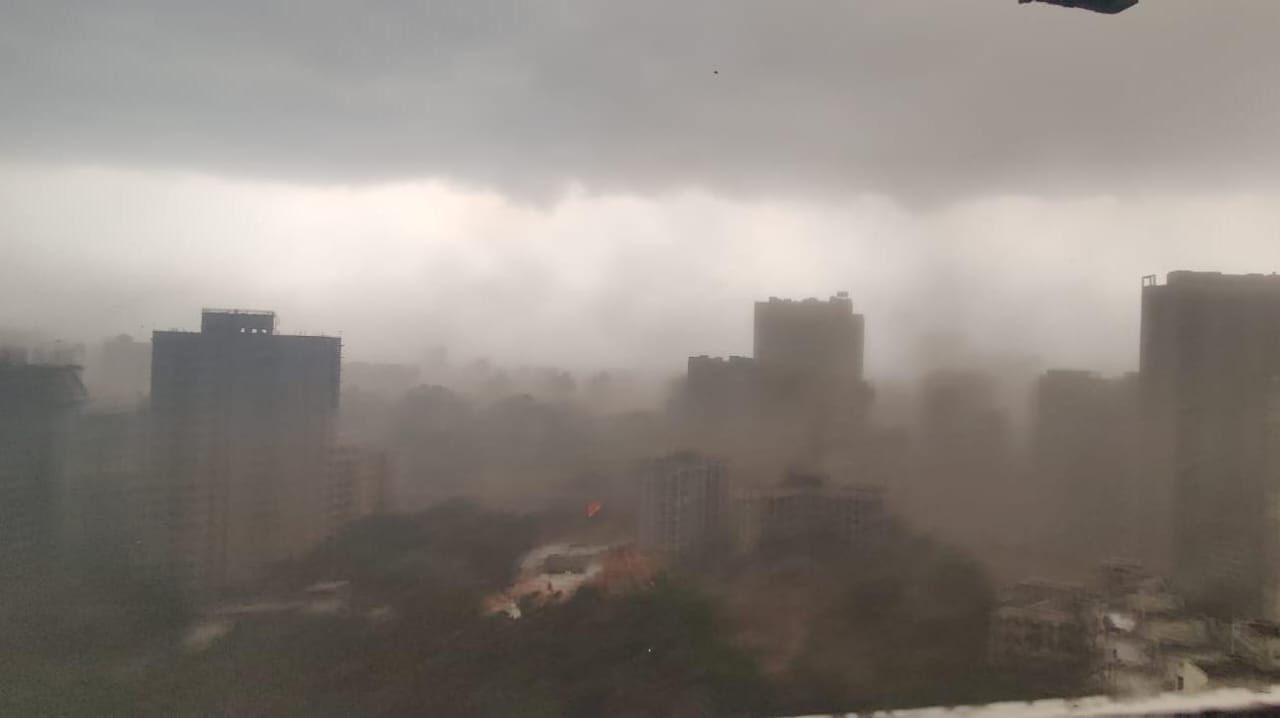 Mumbai Rains: Dust Storm Hit Mumbai, Several Injured As Billboard Collapses ; Flight, Train Delayed